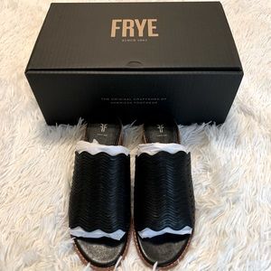 ✨New in Box✨ Frye Cindy Wave Mule Wedge